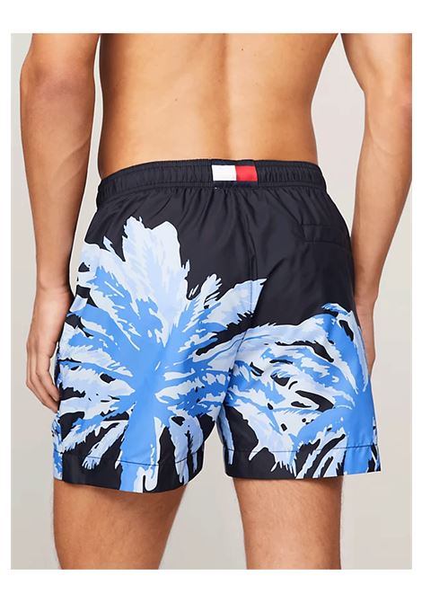 Costume Tommy Jeans Essential Media Lunghezza Hawaiano Blu Uomo TOMMY HILFIGER SWIMWEAR | Costumi | UM0UM03298-0YC